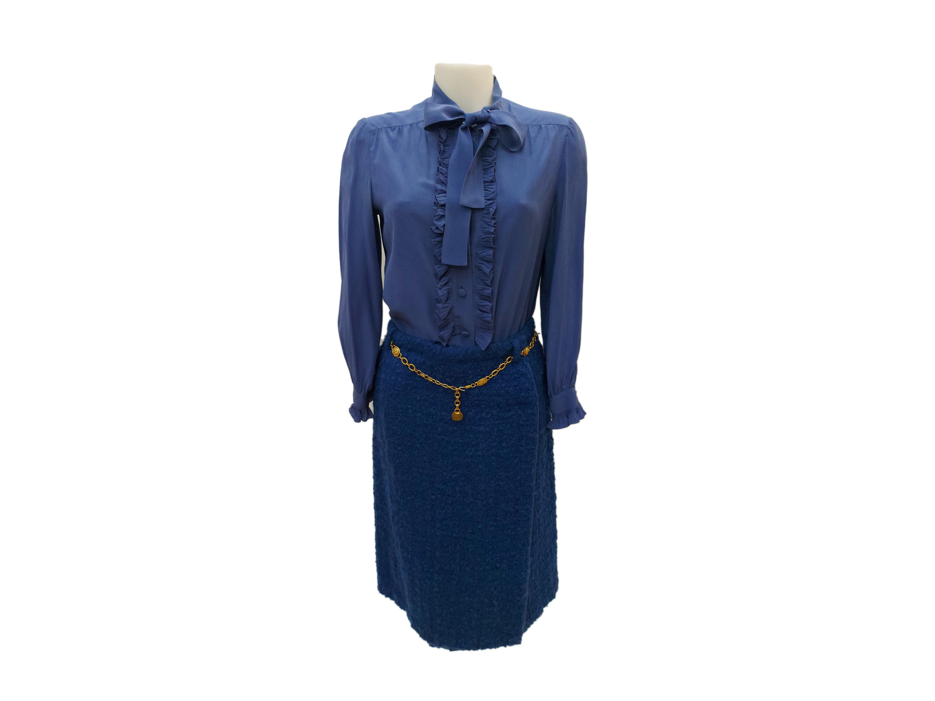 Tailleur sartoriale in lana bouclé blu elettrico e camicia in seta