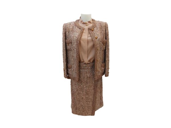 Tailleur sartoriale in lana bouclé color cipria e camicia in seta