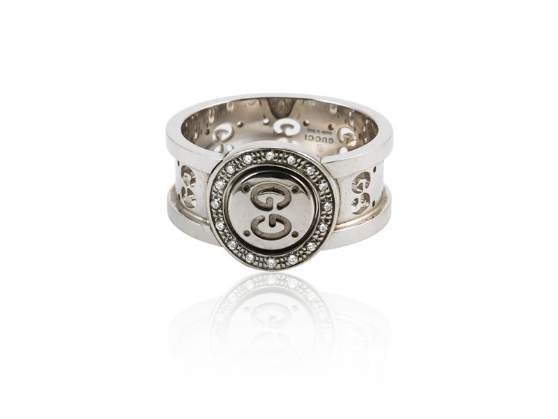 Anello Gucci Icon Twirl in Oro Bianco con Diamanti