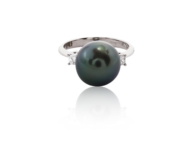 Anello in Oro Bianco con Perla Tahiti e Diamanti