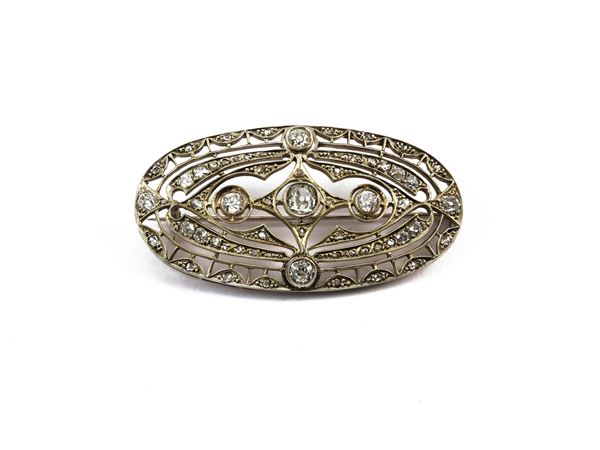 Low -titled white gold brooch with diamonds