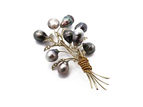White gold brooch with tahiti pearls and diamonds