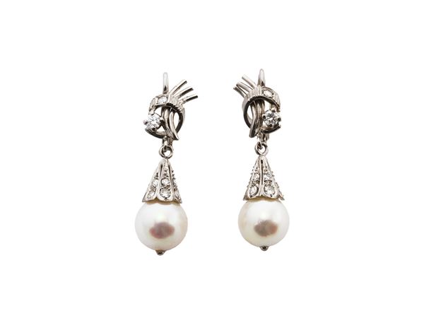 Low -titled gold pendant earrings with pearls and diamonds