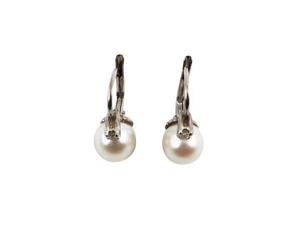 White gold earrings with pearls and diamonds