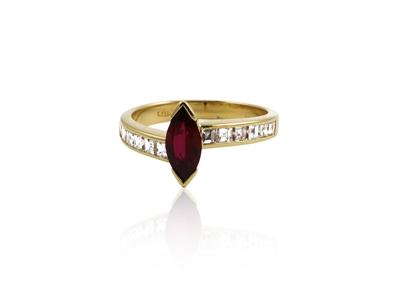 Anello in Oro Giallo con Rubino e Diamanti