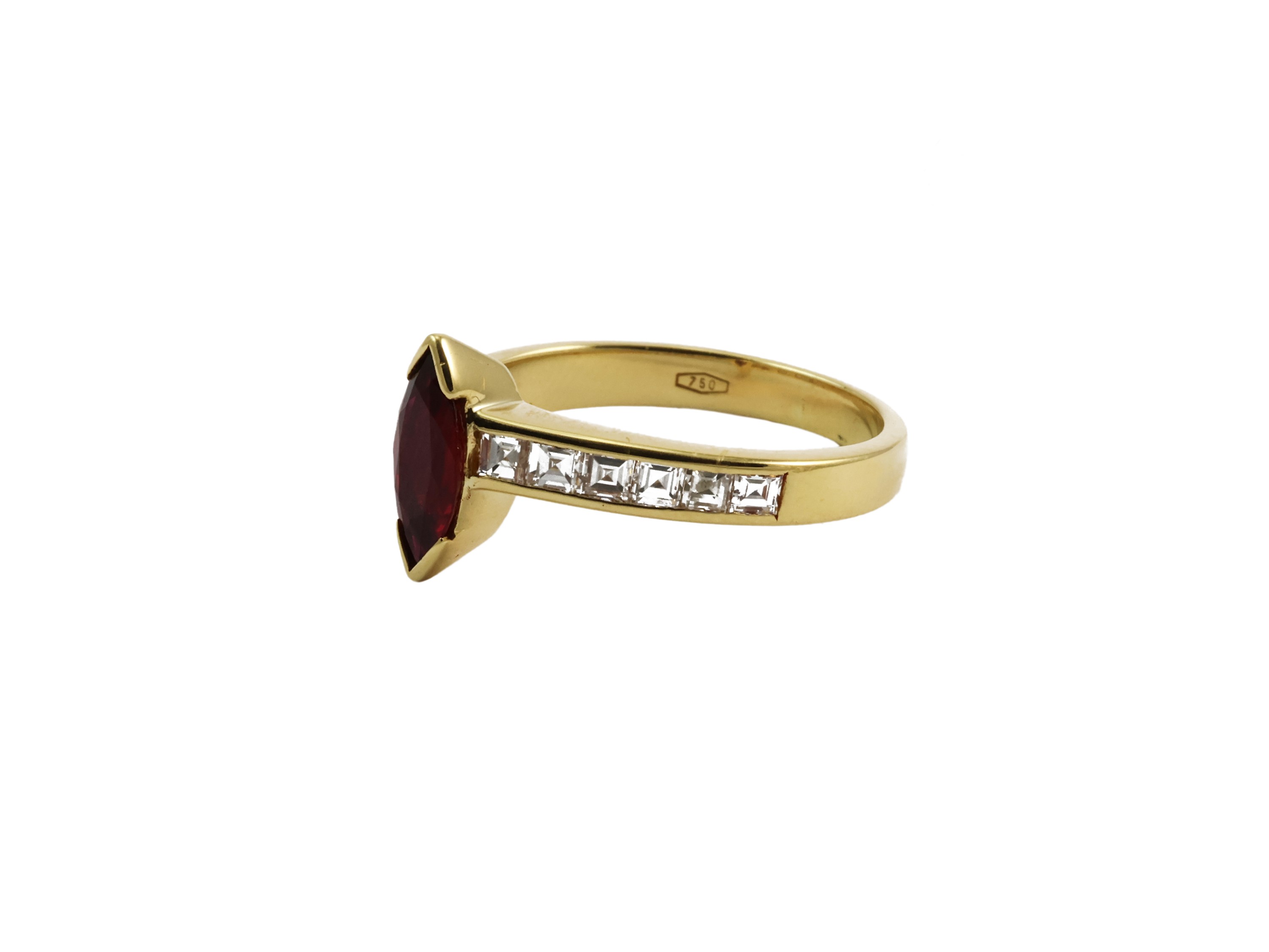 Anello in Oro Giallo con Rubino e Diamanti