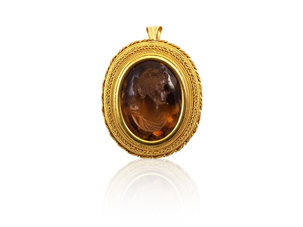 Low -titled yellow gold brooch with engraved fumè quartz