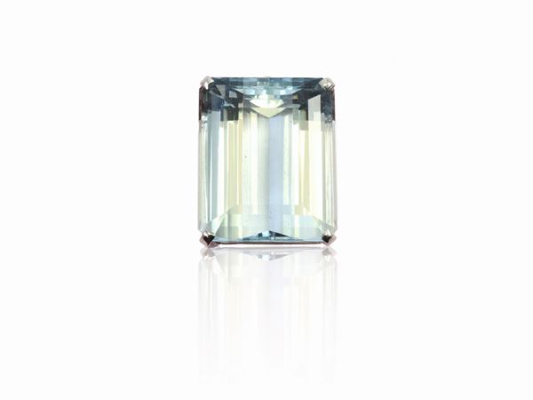 White gold pendant with aquamarine