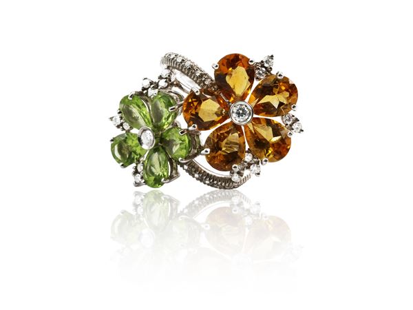 Anello contrarié in oro bianco con diamanti, quarzi citrini ed olivine