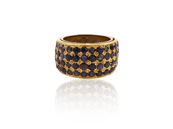 Yellow gold ring with sapphire