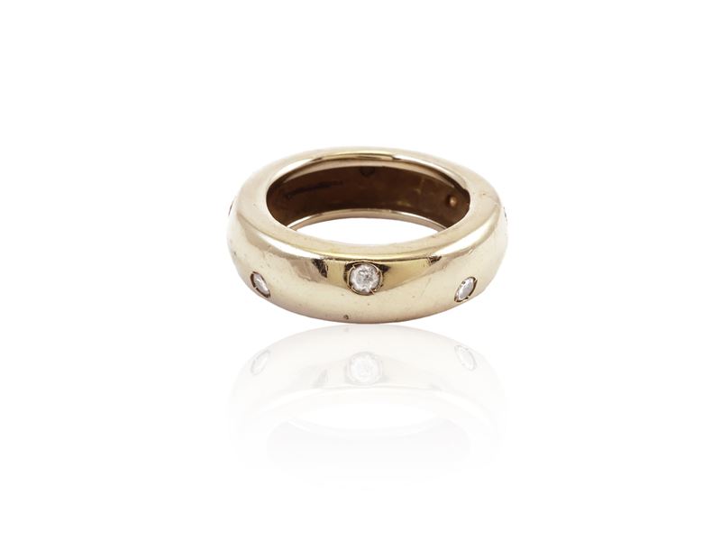 Anello a Fascia Bombata in Oro Bianco con Diamanti