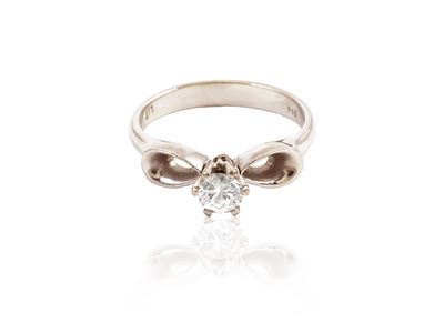 Anello Solitario in Oro Bianco con Diamante a Foggia di Fiocco
