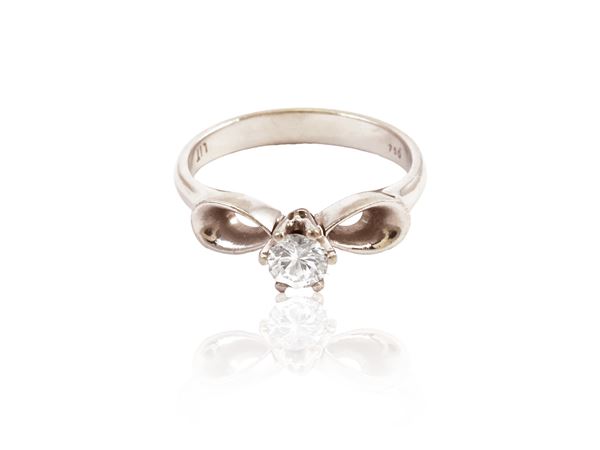 White gold solitaire ring with diamond