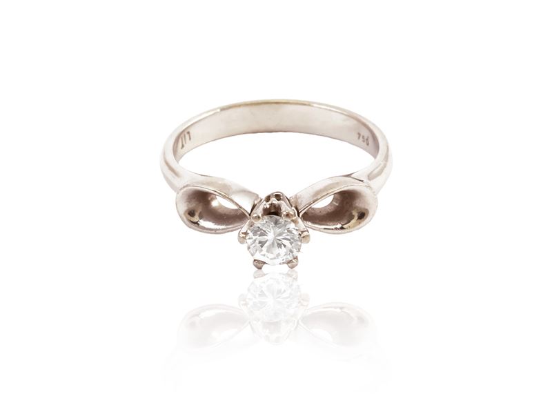 Anello Solitario in Oro Bianco con Diamante a Foggia di Fiocco