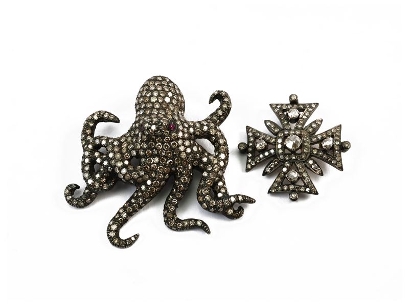 Due Pendenti in Argento Brunito con Diamanti
