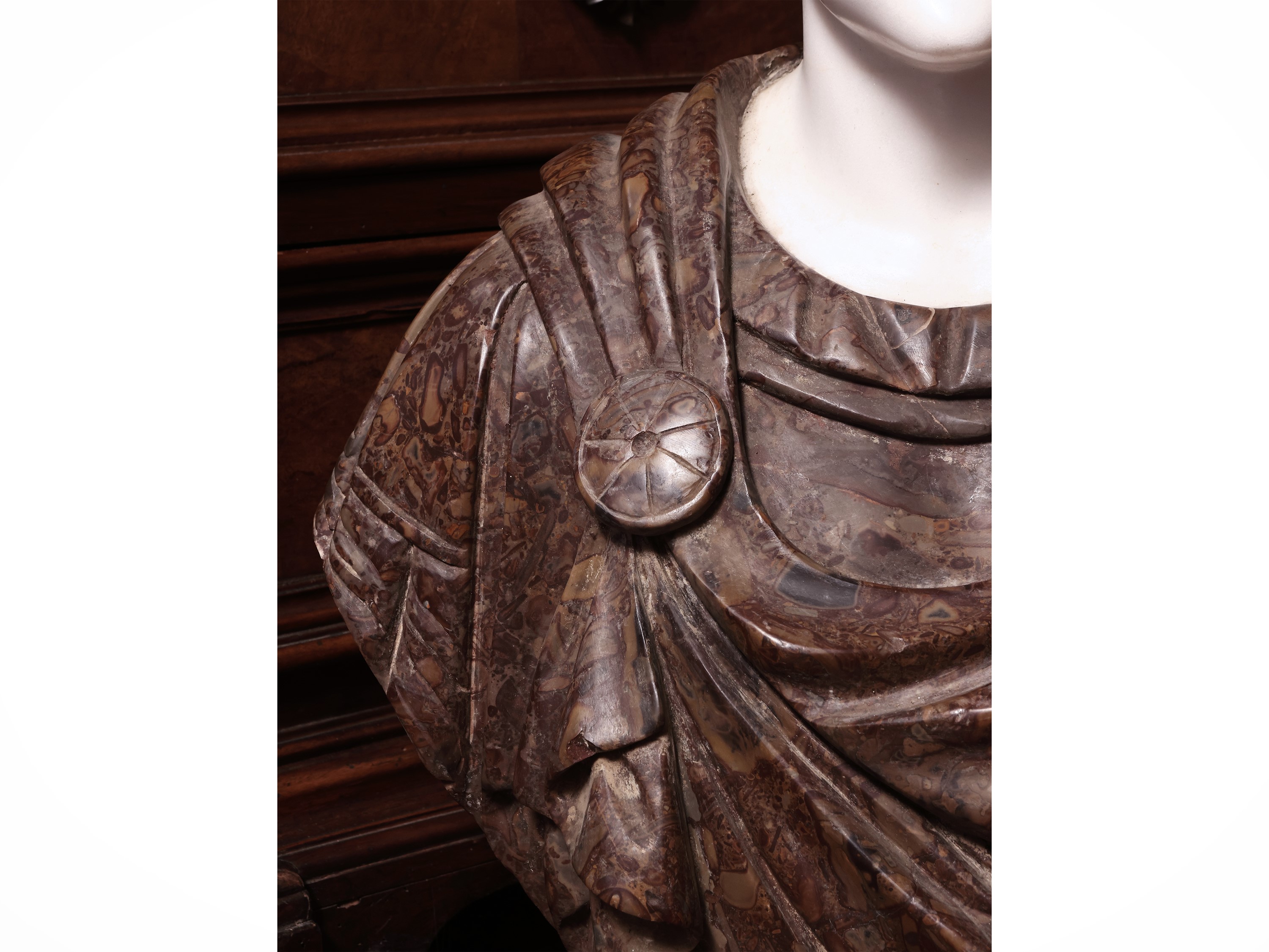 Busto Virile in Varie Tipologie di Marmi