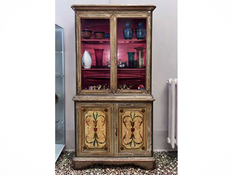 Credenza a due corpi in legno laccato verde