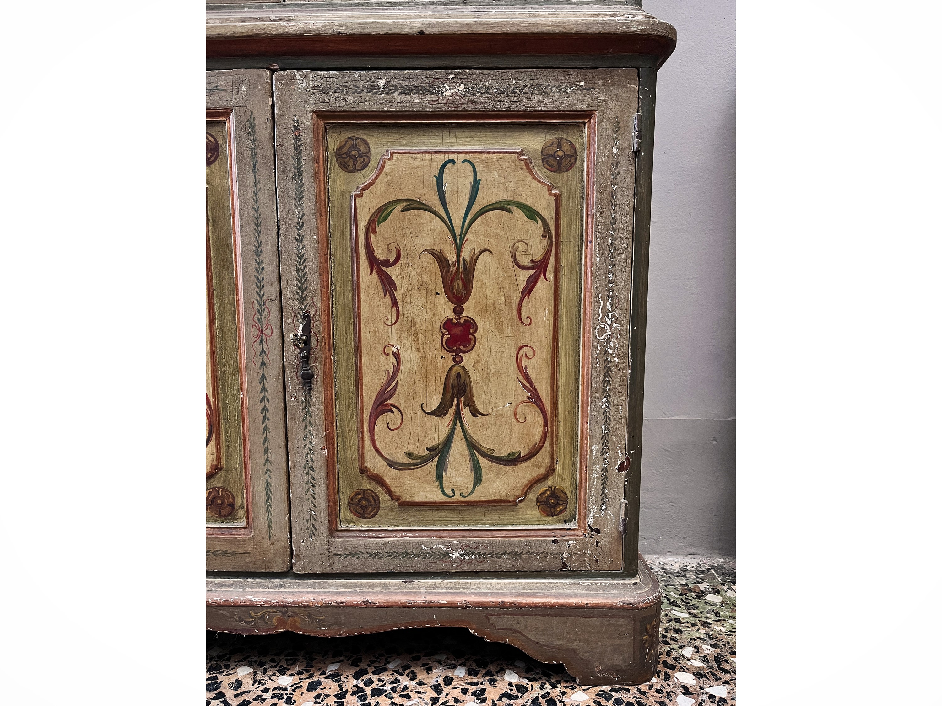 Credenza a due corpi in legno laccato verde