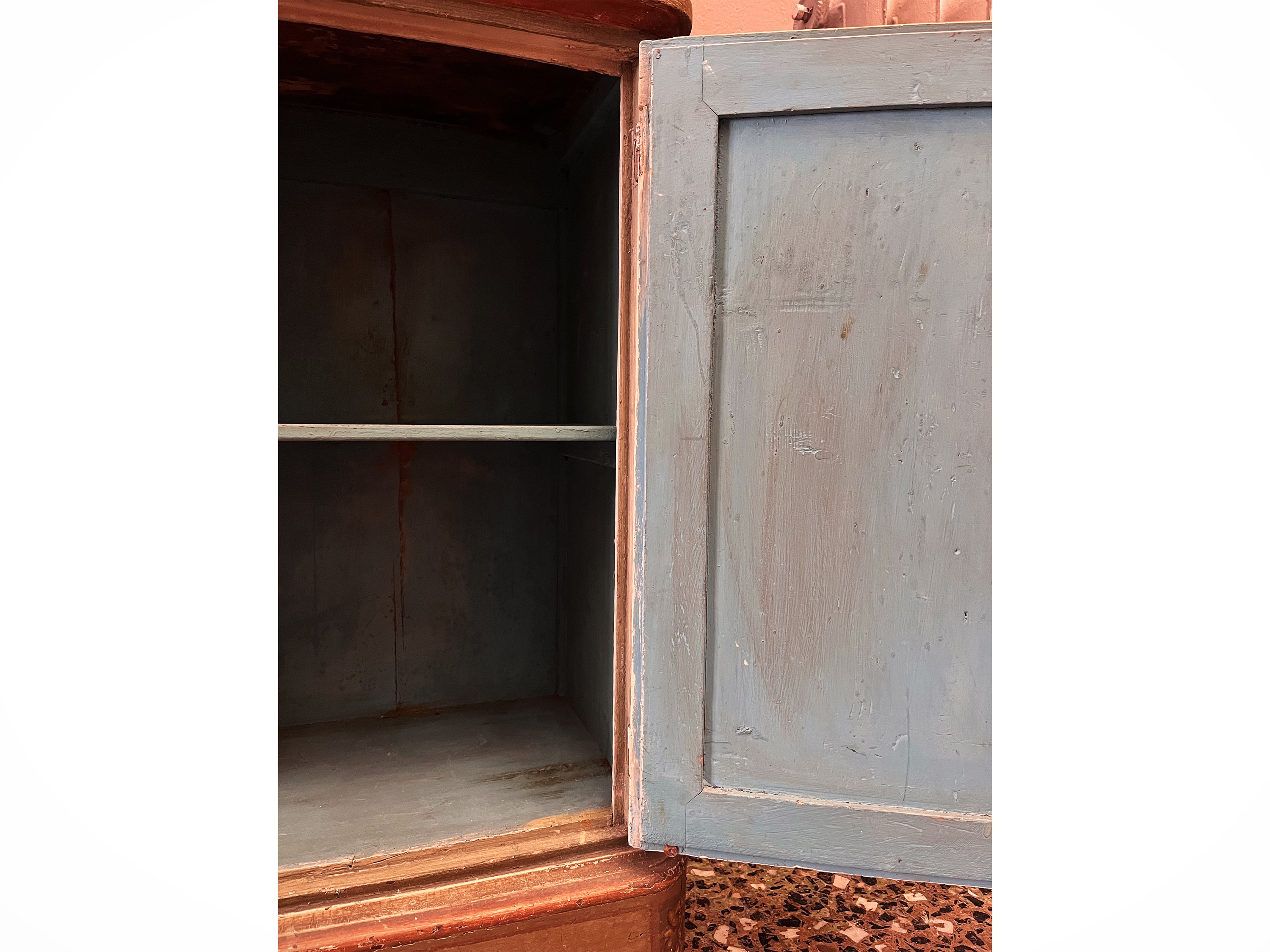 Credenza a due corpi in legno laccato verde