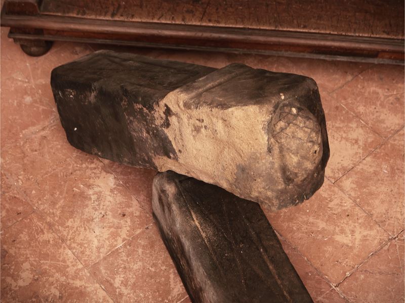 Coppia di alari in pietra