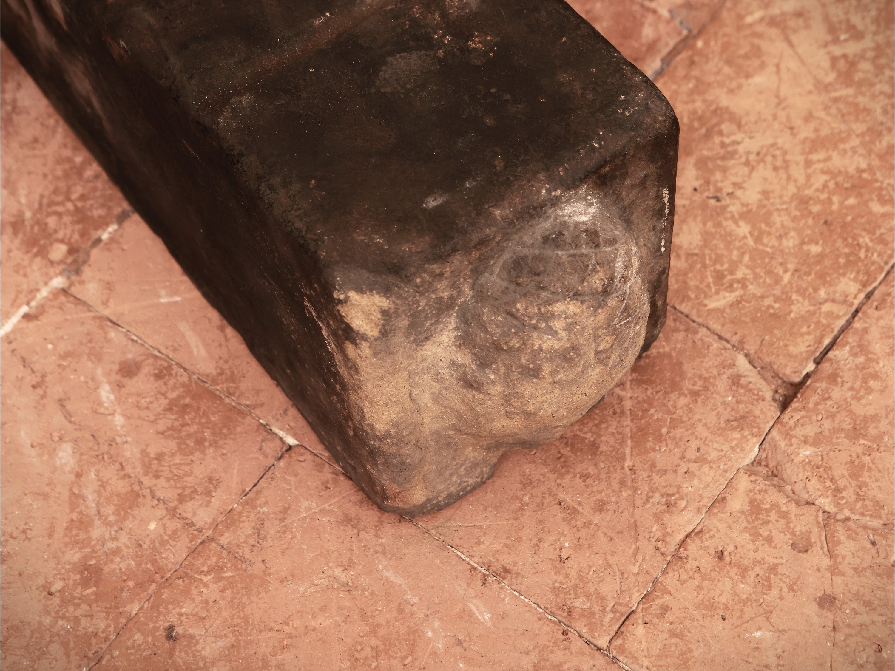 Coppia di alari in pietra