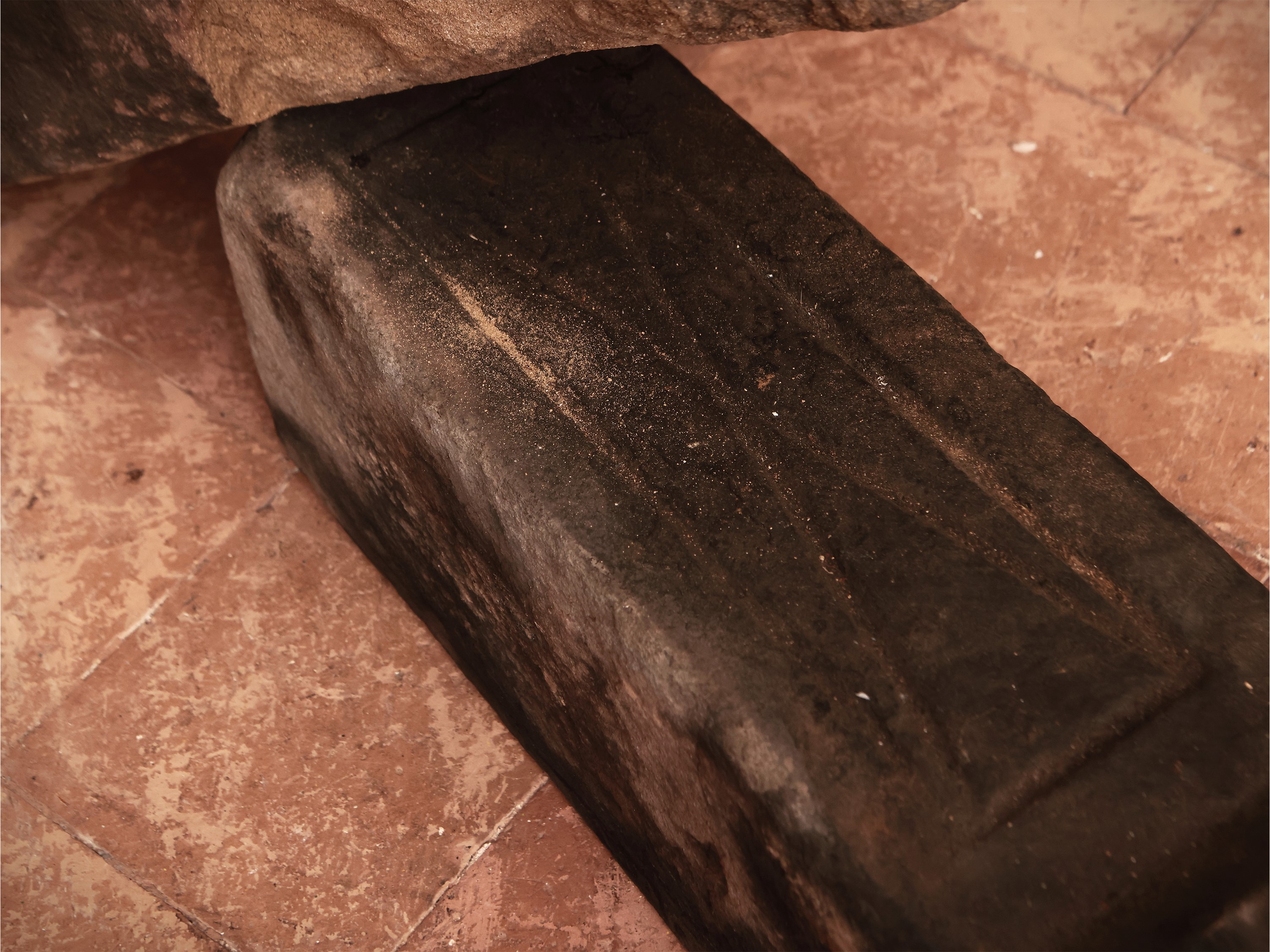 Coppia di alari in pietra