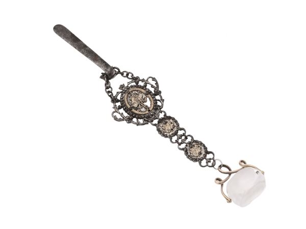 Chatelaine in oro a basso titolo e metallo argentato
