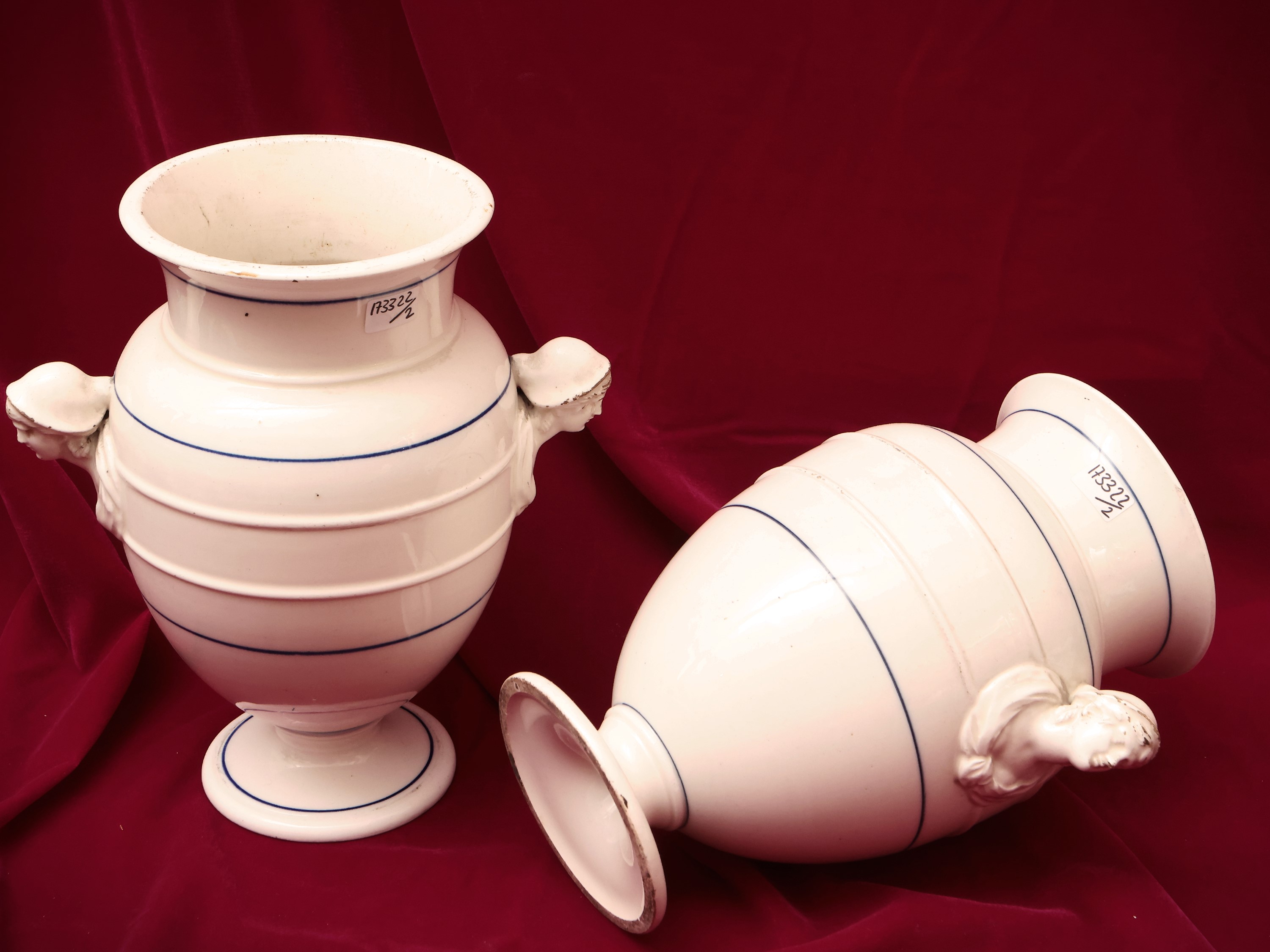 Coppia di Vasi in Ceramica Bianca, Probabilmente Manifattura di Pesaro