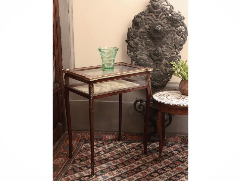 Tavolino teca per collezioni impiallacciato in mogano ed altre essenze