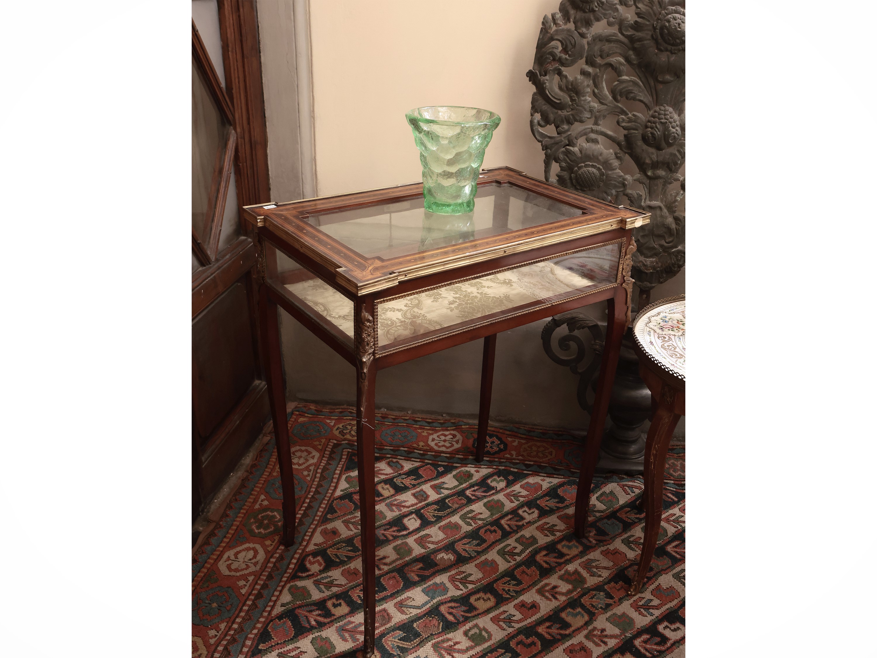 Tavolino teca per collezioni impiallacciato in mogano ed altre essenze