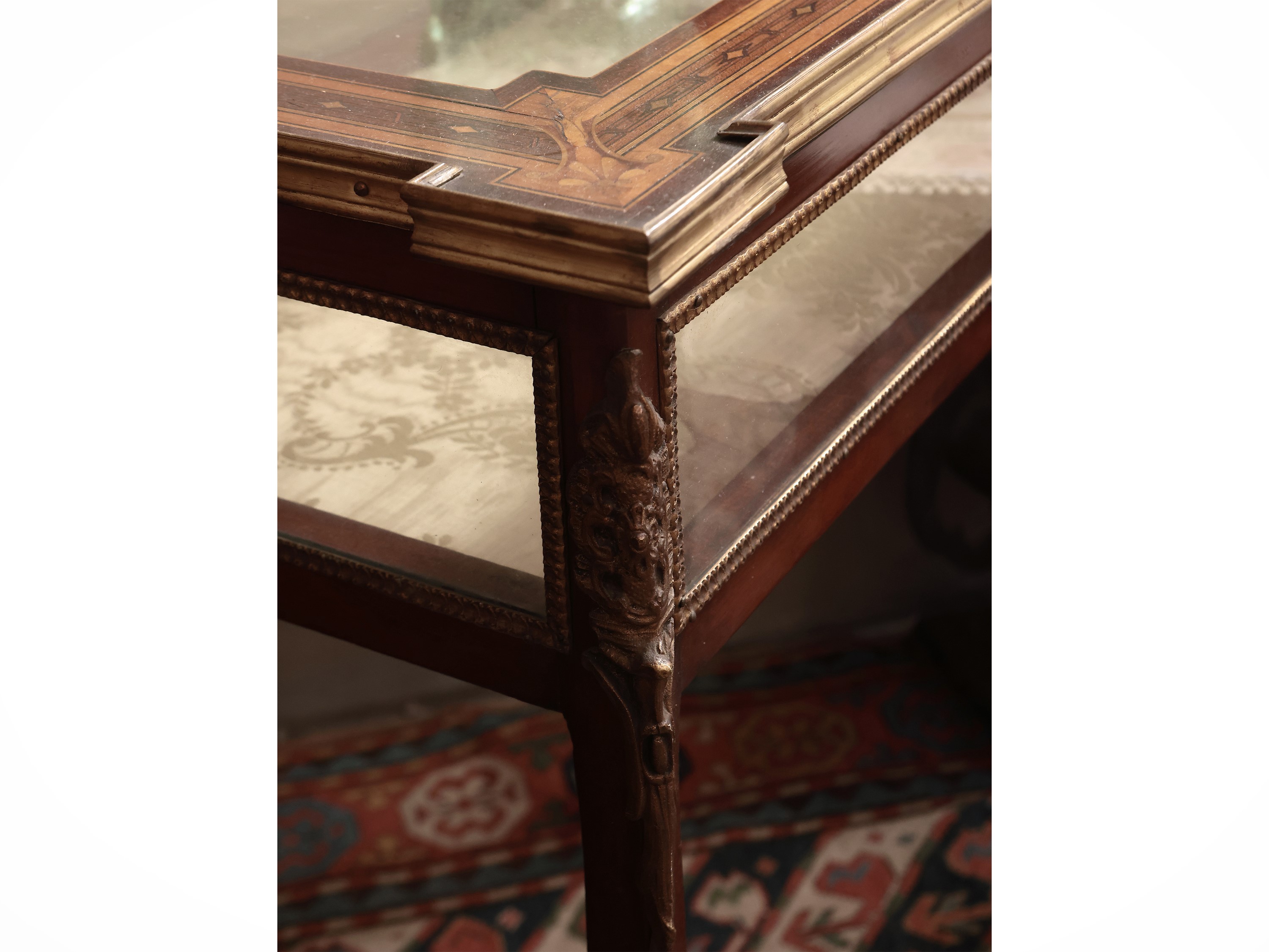 Tavolino teca per collezioni impiallacciato in mogano ed altre essenze