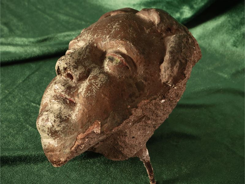 Antico frammento in terracotta