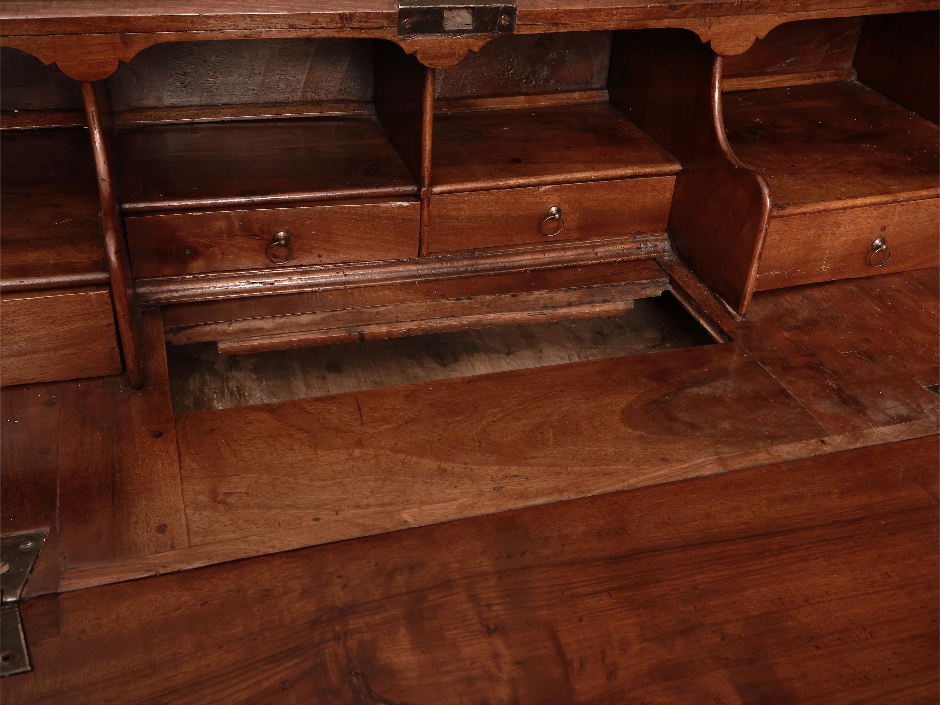 Cassettone a ribalta in noce