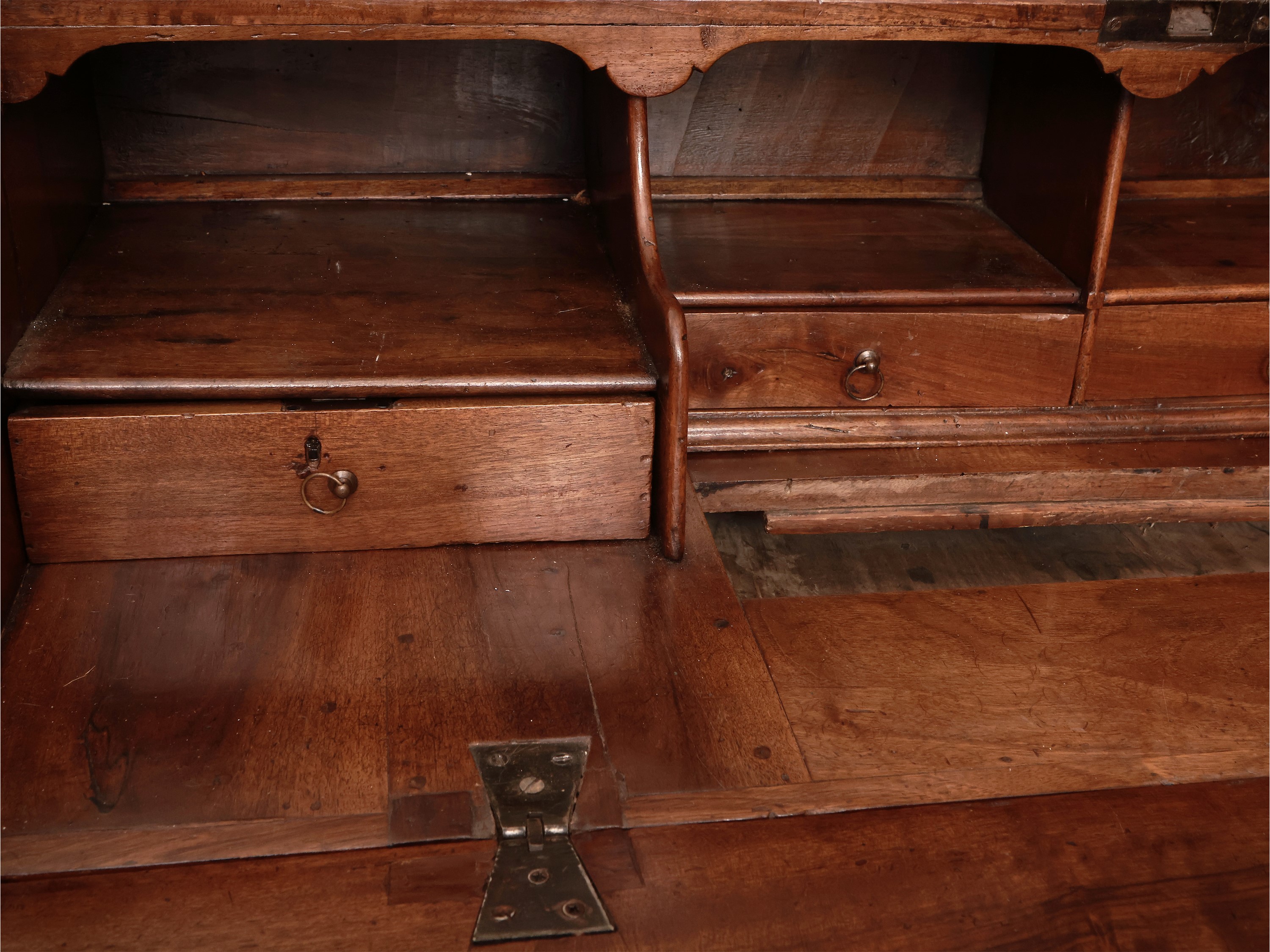 Cassettone a ribalta in noce