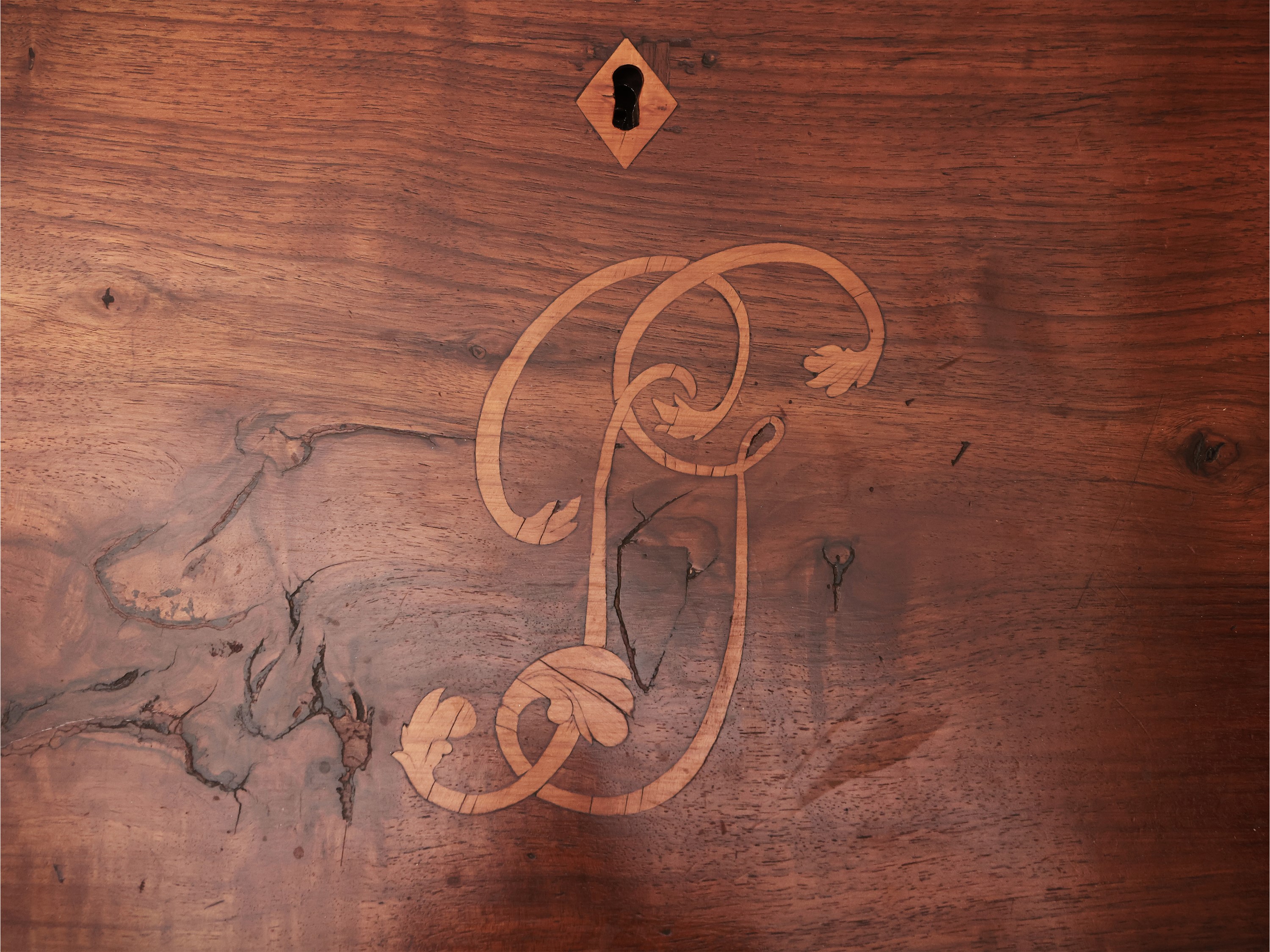 Cassettone a ribalta in noce