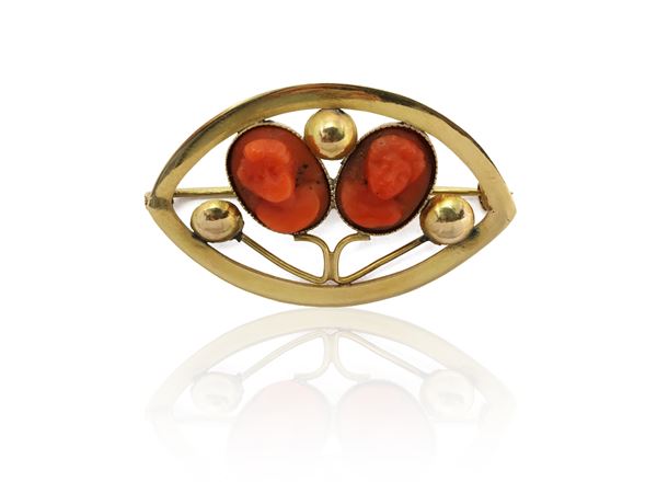 Yellow gold brooch with coral cameos