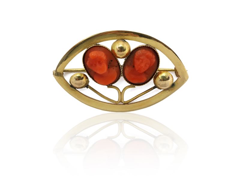 Spilla in Oro Giallo con Cammei in Corallo