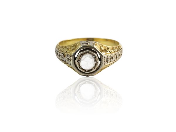 Yellow gold solitaire ring with diamond