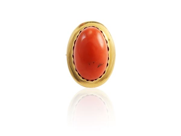 Yellow gold ring with coral