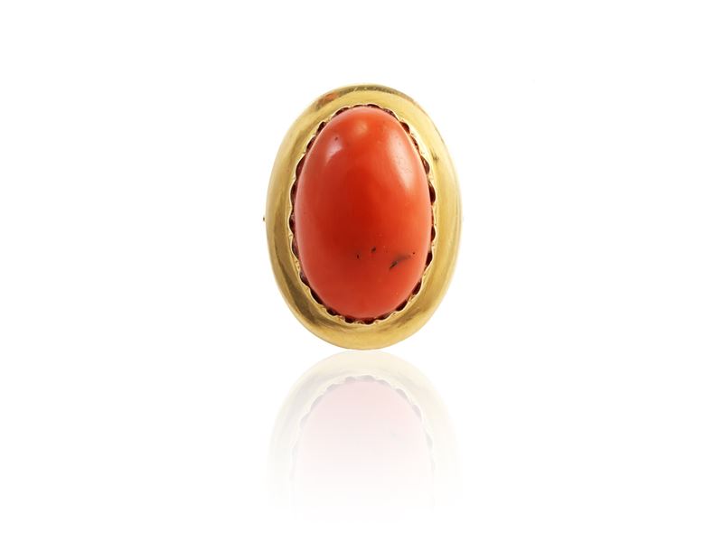 Anello in Oro Giallo con Corallo