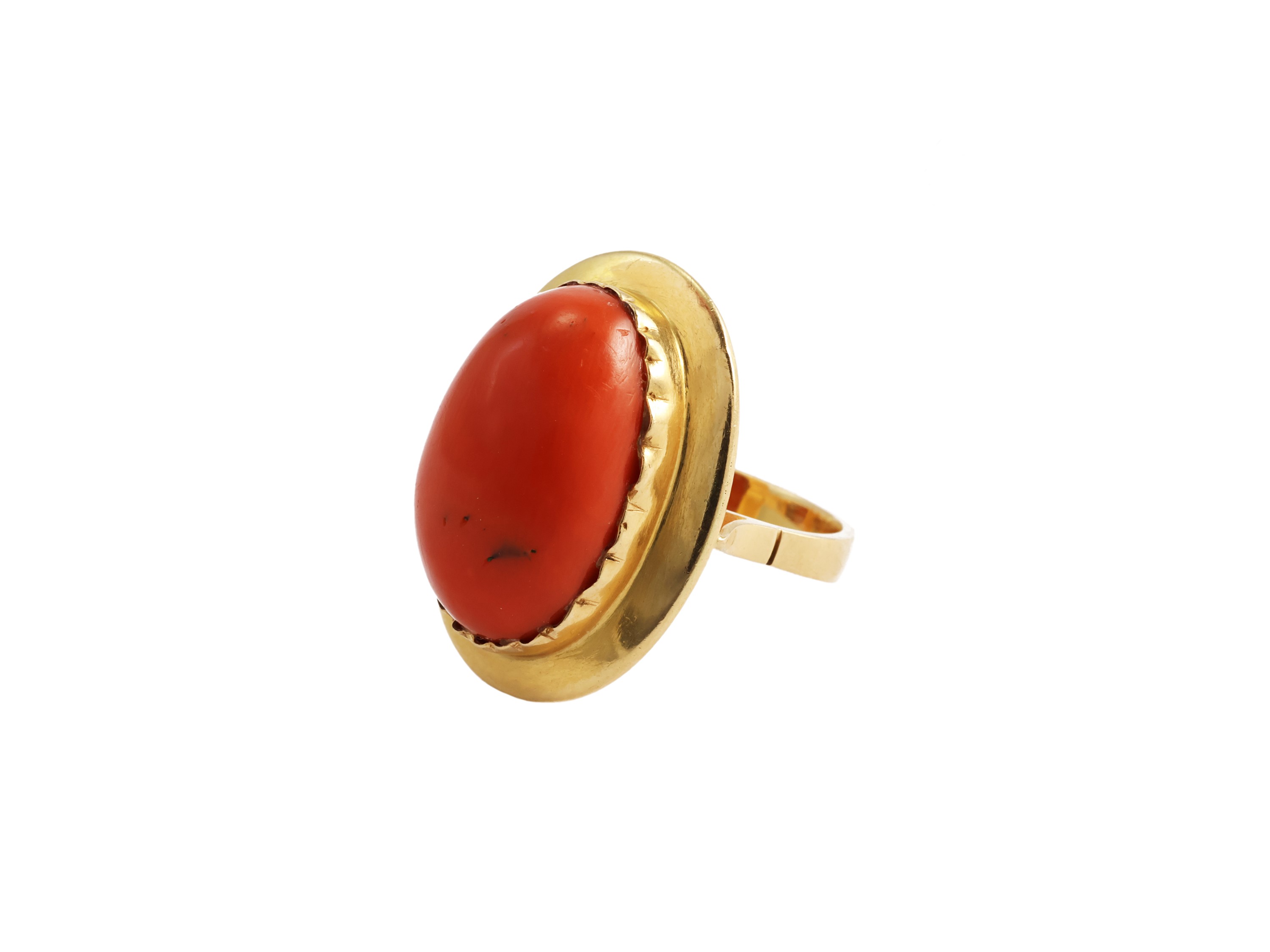 Anello in Oro Giallo con Corallo