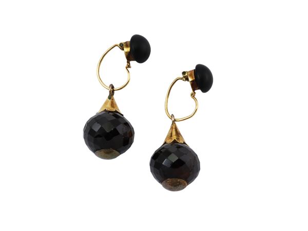 Vittorian earrings in low -titled yellow gold with jet and garnets
