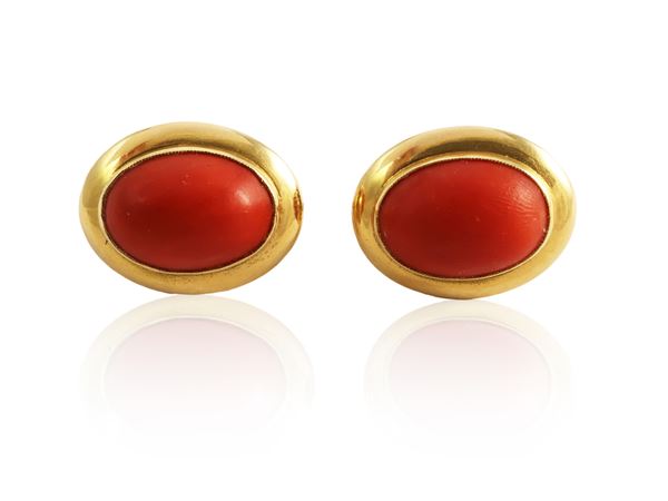 Yellow gold earrings with coral