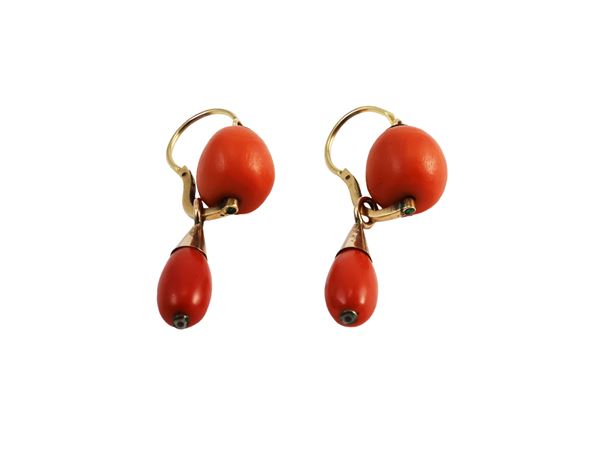 Low -titled yellow gold pendant earrings with corals