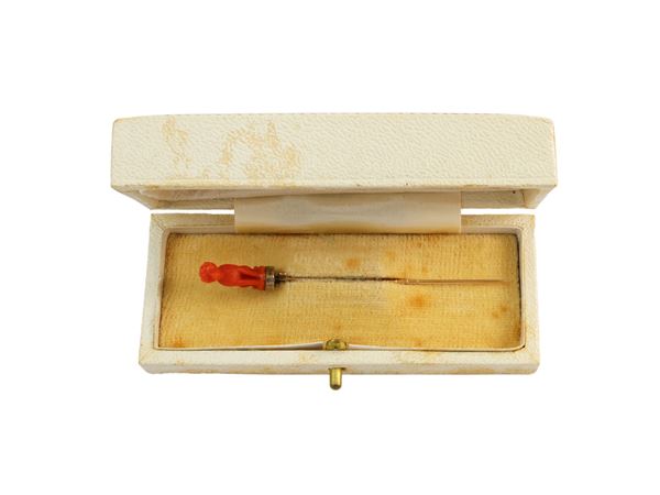 Animalier Jabot pin in low -titled red gold with coral