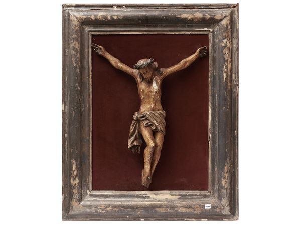 Cristo crocifisso in legno intagliato e laccato