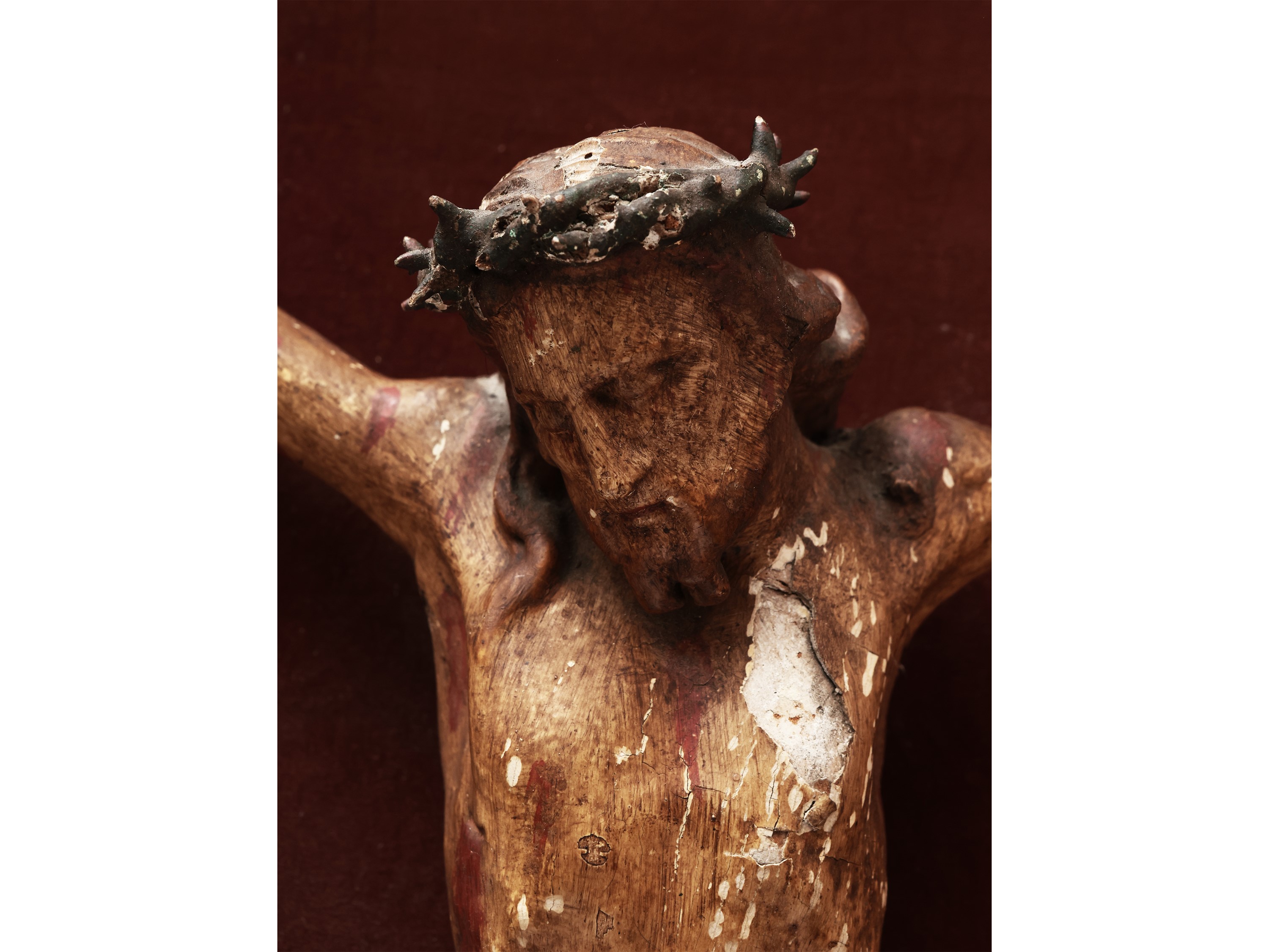 Cristo crocifisso in legno intagliato e laccato