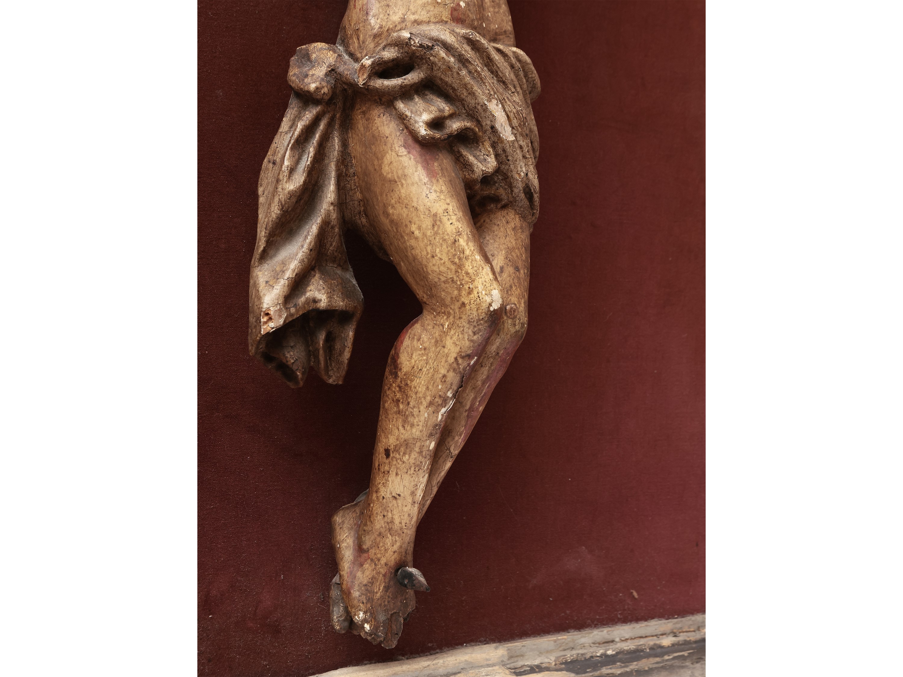 Cristo crocifisso in legno intagliato e laccato