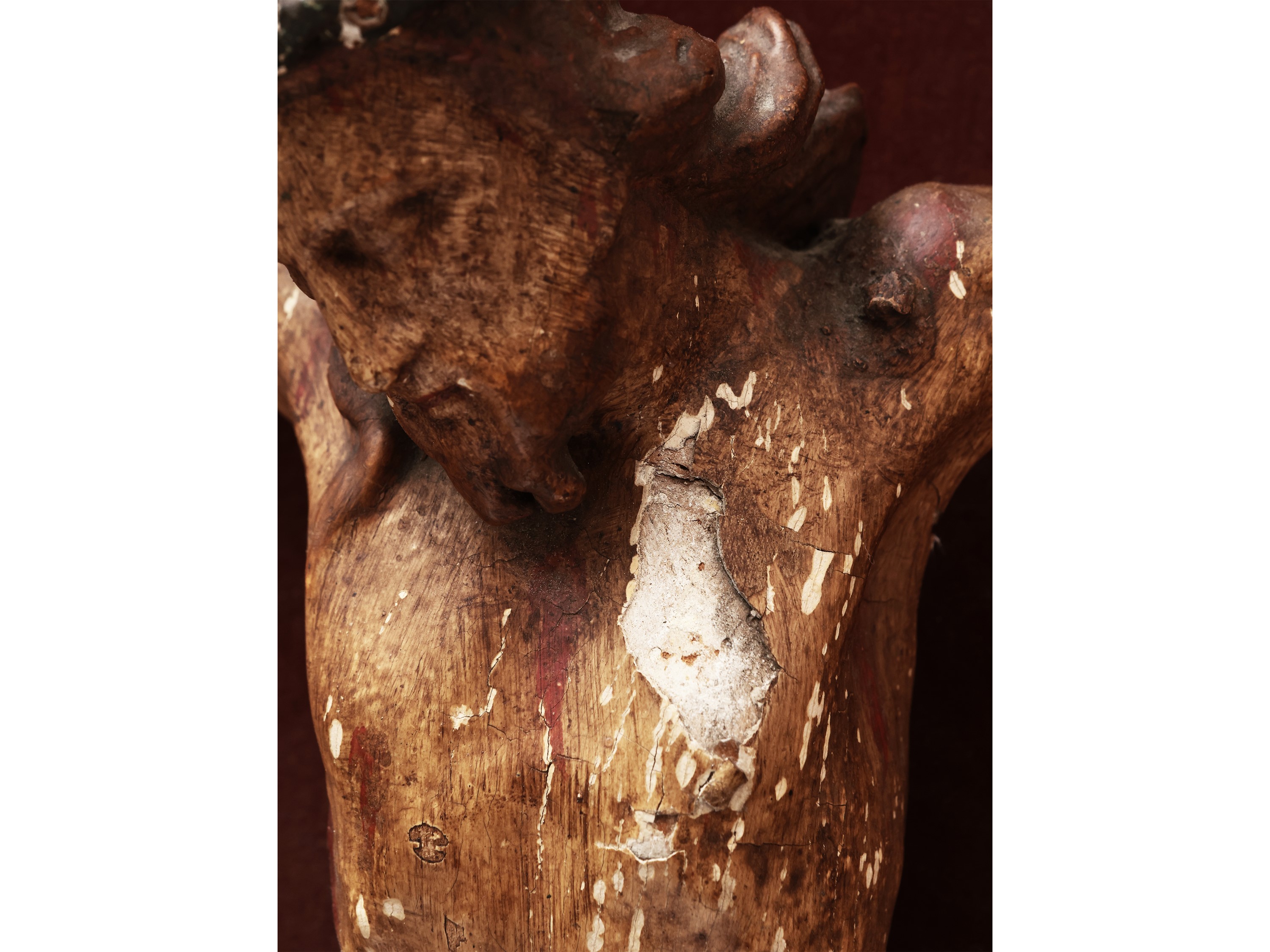 Cristo crocifisso in legno intagliato e laccato