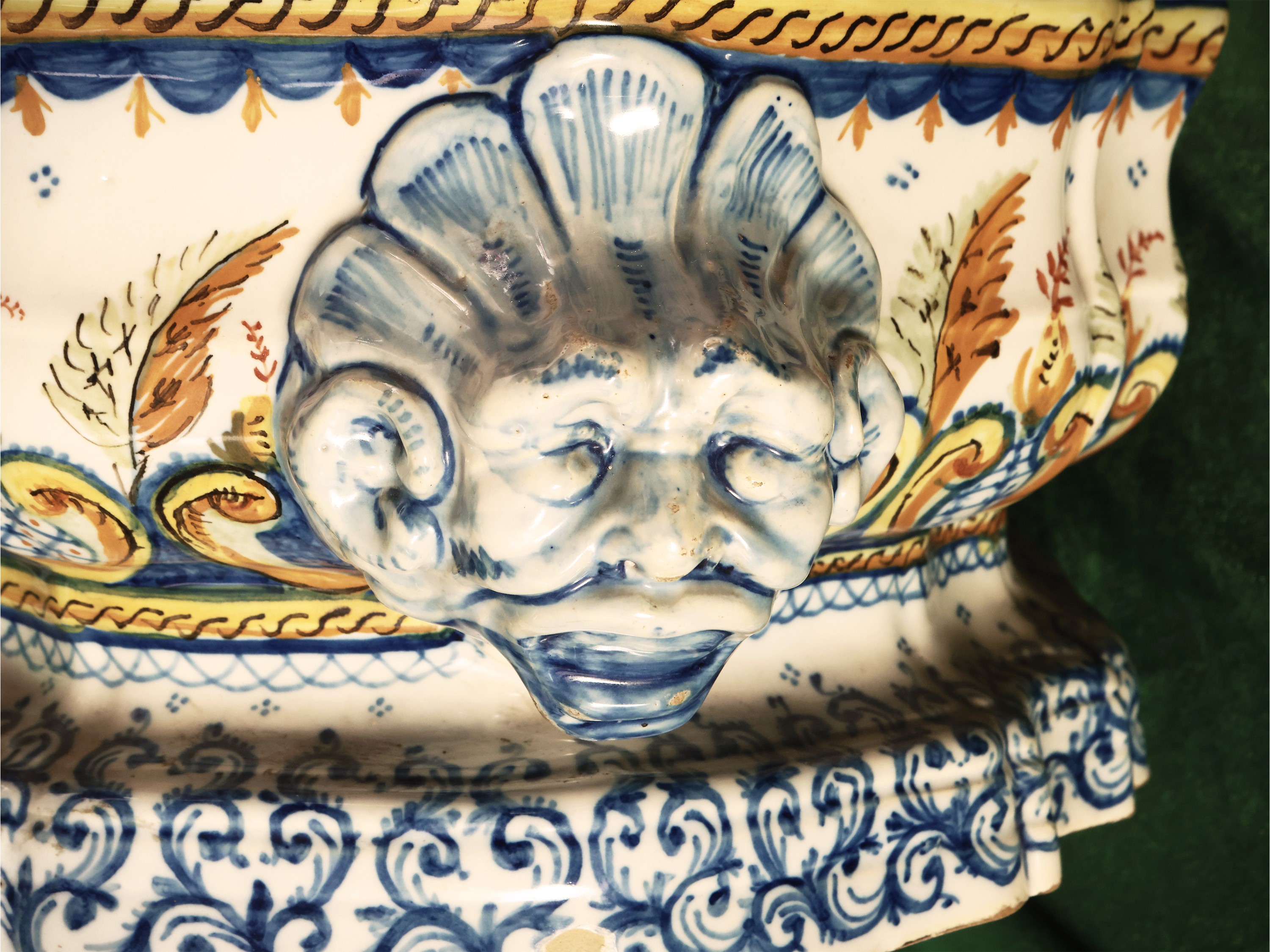 Bacile in maiolica